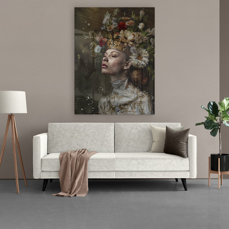 Glasschilderij vrouw goud met bloemen. De gouden kroon en gouden details in de jurk en bloemen zorgen voor een luxe en esthetisch geheel.