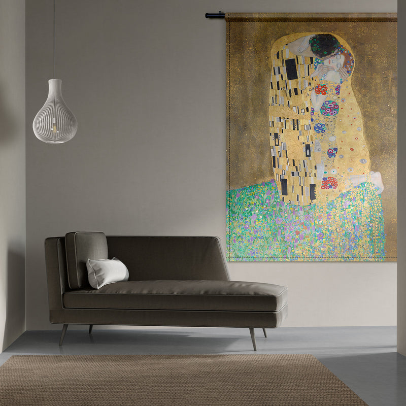 Hier hangt De kus van Gustav Klimt aan de wand als wandkleed in een modern interieur. 